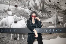 徐艺洋出席时尚活动 挑染发色all black造型超A图片