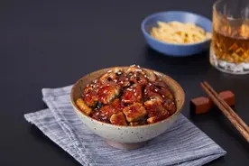 做一碗媲美日料店的鳗鱼饭，砧板都不用拿图片