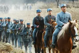 昨晚央视一套黄金档首播电视剧中，这位在舞台指点风云的演员再次饰演毛泽东图片