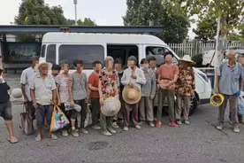 浙江高速上一辆面包车贴了黑膜，民警开门一看，惊了图片
