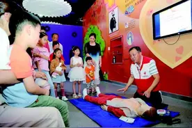 与死神赛跑！他们跪着救人的样子真美图片