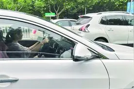 边开车边追剧 小心变悲剧图片
