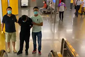 摸一把，拘10天！女孩地铁遇“咸猪手”，警方天降图片
