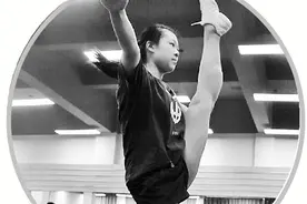 一字马女孩一脚跨入中国美院 成为国美首届体育特长生图片