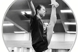 一字马女孩一脚跨入中国美院 成为国美首届体育特长生图片