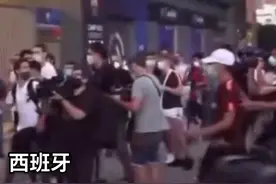 30秒｜巴萨球迷抗议梅西离队，高喊“巴托梅乌辞职”视频封面