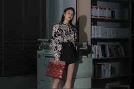张佳宁早秋复古写真 彰显摩登韵致图片