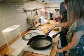 别这样用不粘锅，会释放有毒物质图片