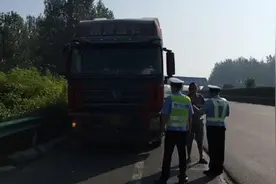 货车司机高速上撒尿，被漯河交警罚200元记6分图片