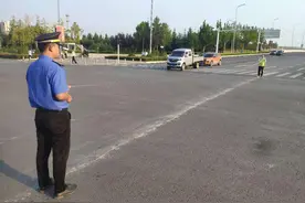 水泥罐车边走边“吐”执法人员及时查处立案处罚图片