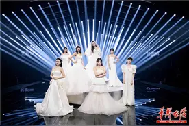 张萌、吴昕加盟主持《姐姐》总决赛公演 李斯丹妮团全员穿婚纱图片