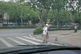 感动全城！佛山辅警扶老人过马路，车流集体礼让视频封面