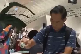 航班延误，大叔淡定泡茶2小时；网友：打发时间我也在行图片