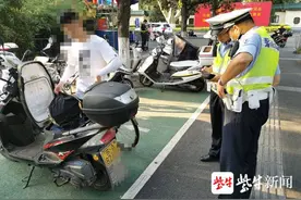 骑摩托车停车越线，男子被查出多项交通违法图片