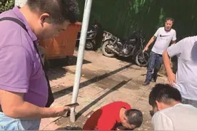 《沾到一摊“积水”身上多处腐烂》后续：经检测，神秘液体含有烧碱图片