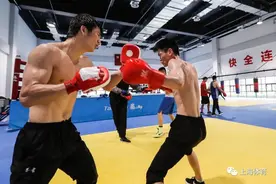 冲拳、呐喊、踢打……拳跆训练场上的活力青春图片