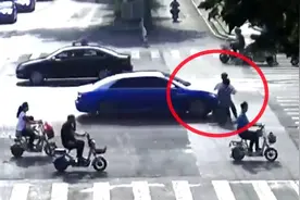 俩学生骑电动车闯红灯被轿车撞伤，交警：学生全责视频封面