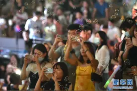 城市街区里的音乐派对图片