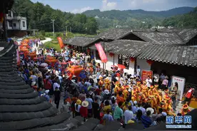 湖北恩施：土家女儿会上传统婚俗展非遗魅力图片