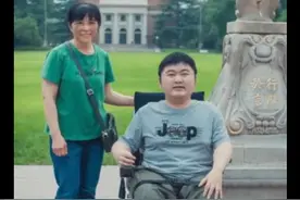妈妈背患病儿子一路读到清华博士，网友感叹：沉甸甸的母爱啊图片