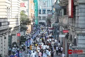 汉街人潮涌动、夜市悠闲淘货、江滩跳舞纳凉……记者实拍今日武汉图片