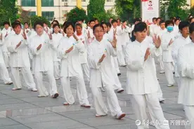 聊城400余名太极拳手在人民广场展演精彩纷呈图片