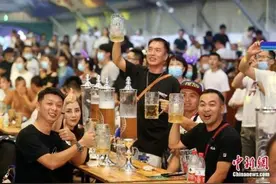 澳媒感叹青岛啤酒节人多：美日印抗疫表现被中国比下去了图片