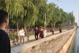 北京故宫旁成网红拍摄地 路中间拍婚纱照要个性别忘安全图片