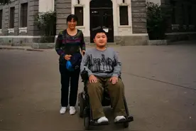 广东妈妈背罕见病儿子读到清华博士，辞职照顾起居不干预选择图片