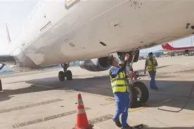 不惧机场地面超50℃高温 他们每天接送检修十几班飞机图片