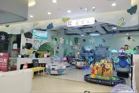 孩子玩耍起争执 这位爷爷发怒扔椅子砸进游乐场图片