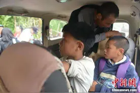 中国最后一个不通公路建制村的孩子们乘坐汽车上学图片