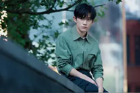 早秋时节的俊朗少年易烊千玺 清新气质散发魅力图片