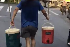 开奥迪Q7的杭州老板摆茶摊，龙井明前茶免费喝！每年夏天雷打不动图片