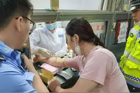 18瓶啤酒下肚 女子酒后壮胆 驾驶他人车辆倒遛入坑图片