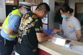 嘉兴保洁阿姨一年捡到20多个包，全部物归原主，不要报酬图片