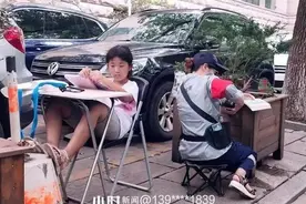 杭州树荫下这一幕打动许多人！网友：你们努力的样子好可爱图片
