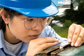 黄婷婷：不向困难低头的“90后女状元”图片