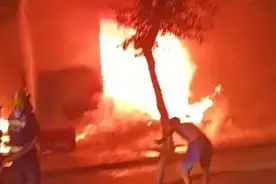 四川南充西门坝街一商铺起火烧至三四层楼，居民迅速被疏散图片