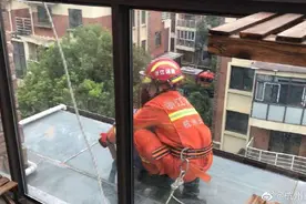 真捏把汗！杭州男孩坐上三楼玻璃台，被消防一把抱回图片