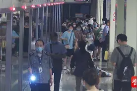 成年人的世界不容易，南京地铁站晕倒乘客背后的故事……图片