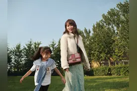 官宣杨紫成为Coach代言人，微博转发已达70万图片