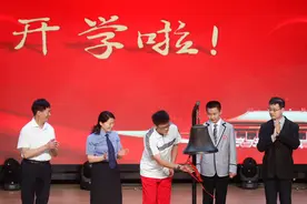 北京一零一中学98个班4000余名学生雨中开学图片