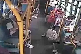 老人公交车上突然晕厥 紧急关头他全程暖心陪护图片