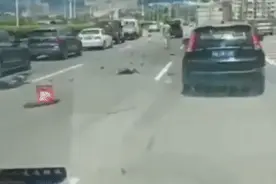 福州三环奥迪Q5一头撞上挂车，车头稀烂！车上坐着一家三口图片