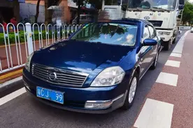 男子去上班，眼前一黑被巨无霸撞扁车尾！又是冲灯惹祸图片