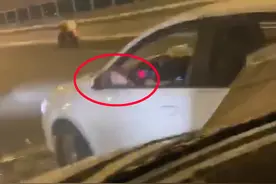 交通拍客 | 脚翘车窗开车 海口这位“任性”的司机被交警找到了图片