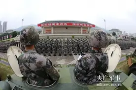 驻澳门部队：新时代霓虹灯下的哨兵图片