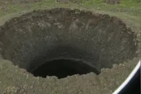 俄罗斯北极苔原出现巨型深坑 由冻土中融化的甲烷爆炸所致图片