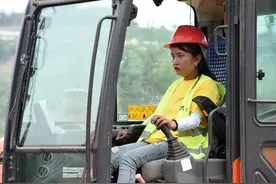 小康中国｜女孩！开上挖掘机，辟出小康路图片
